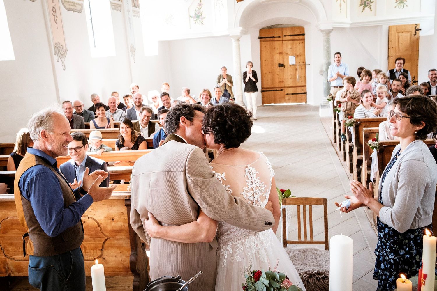 TLOOK photographe de mariage de style documentaire, cérémonie religieuse les mariés s'embrassent