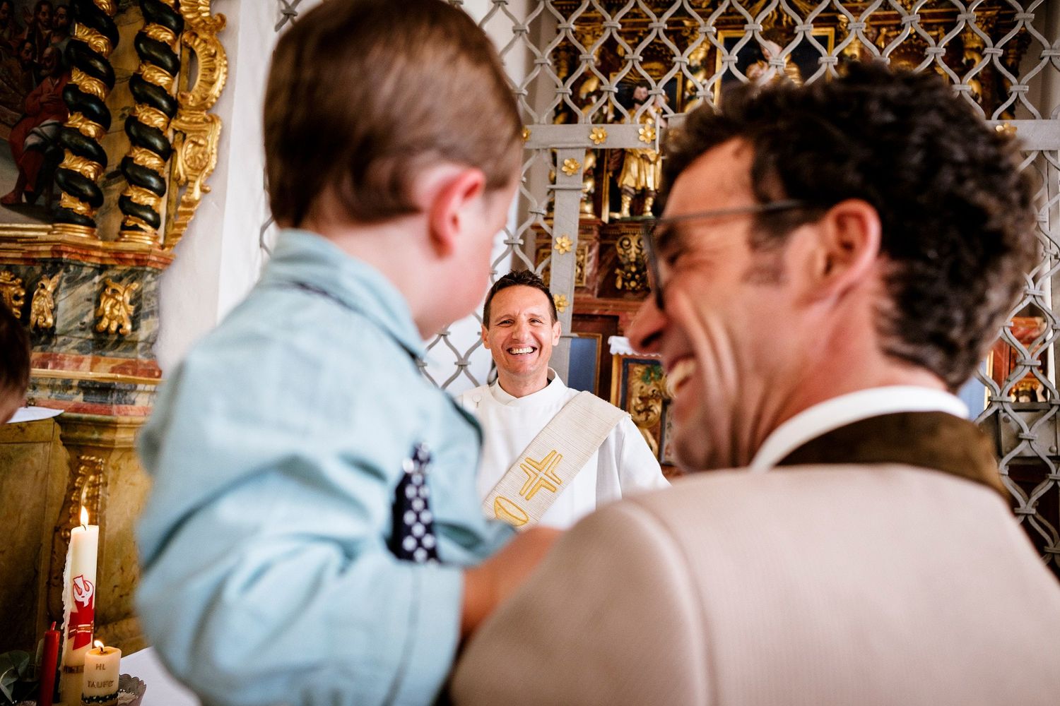 TLOOK photographe de mariage de style documentaire, cérémonie religieuse le marié porte son fils