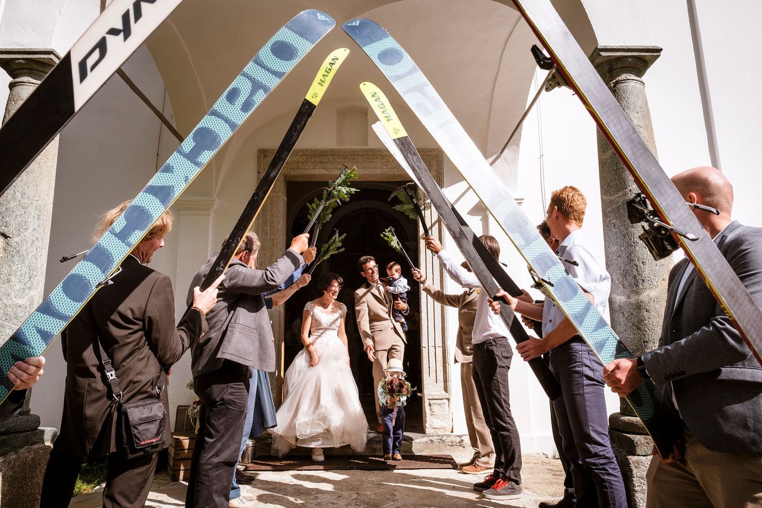 TLOOK photographe de mariage de style documentaire, fin de la cérémonie les mariés sortent de l'église
