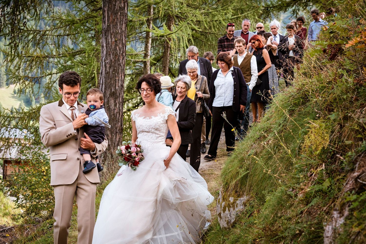 TLOOK photographe de mariage de style documentaire, fin de la cérémonie cortège à pied dans la nature