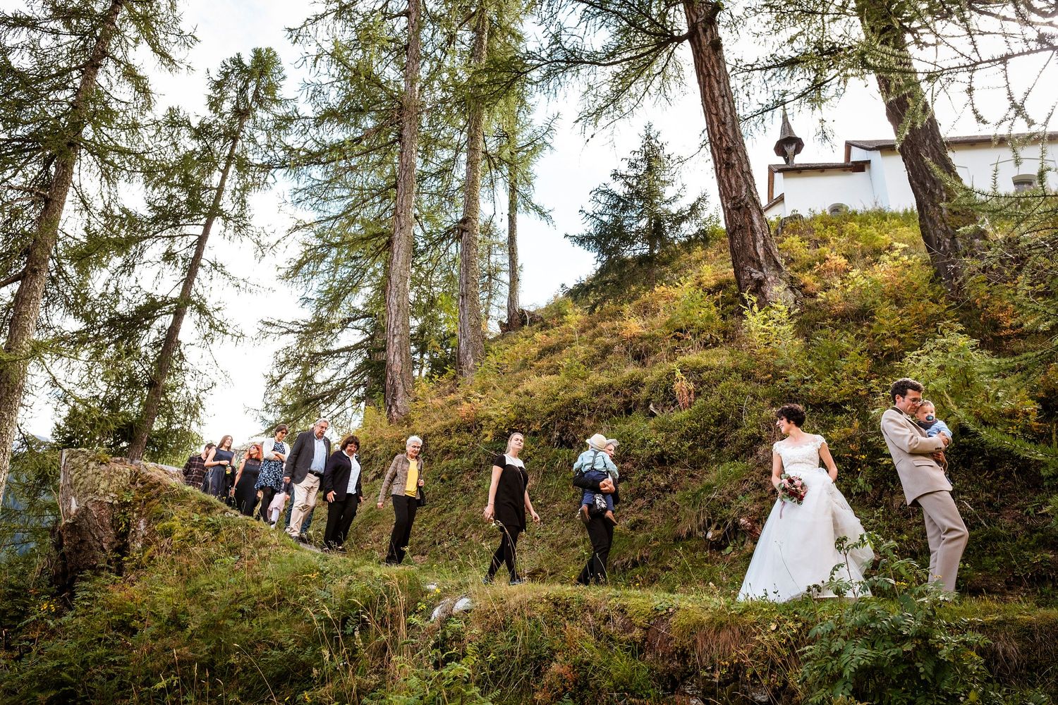 TLOOK photographe de mariage de style documentaire, fin de la cérémonie cortège à pied dans la nature