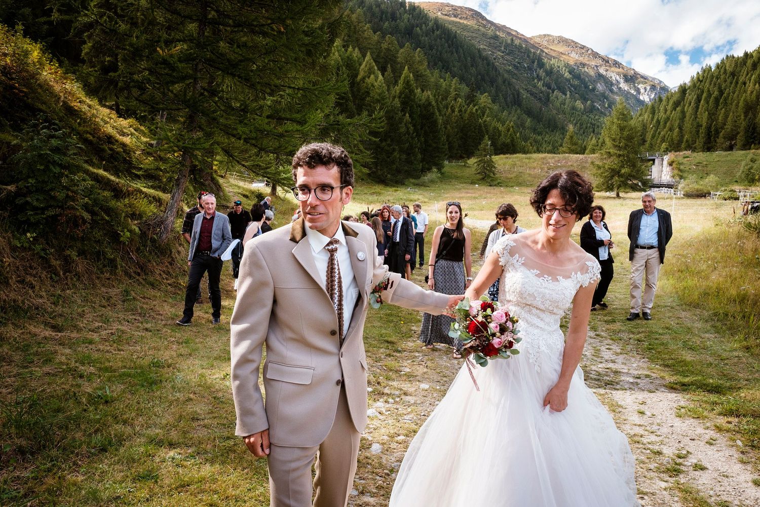 TLOOK photographe de mariage de style documentaire, fin de la cérémonie cortège à pied dans la nature