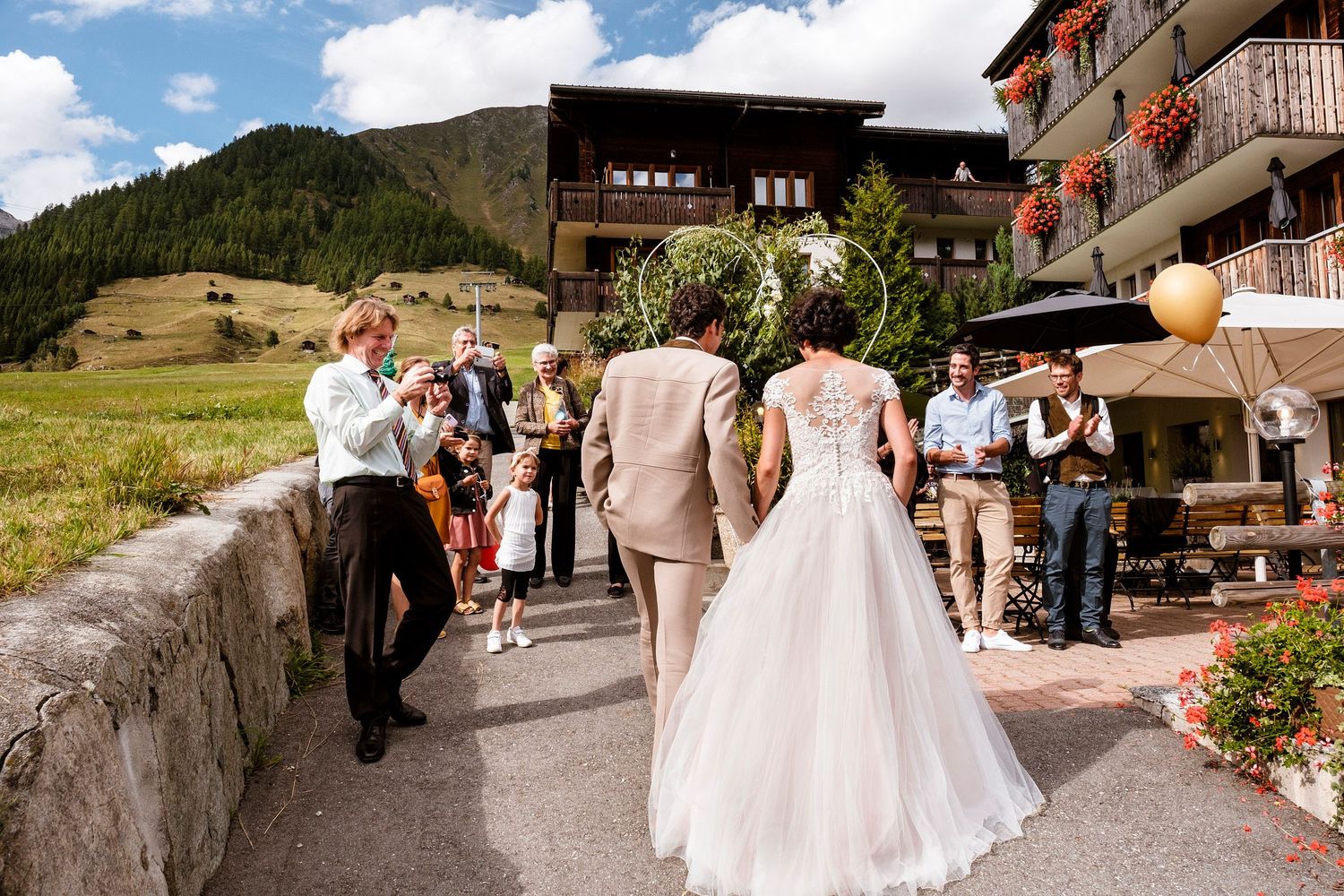 TLOOK photographe de mariage de style documentaire, cocktail ambiance chaleureuse