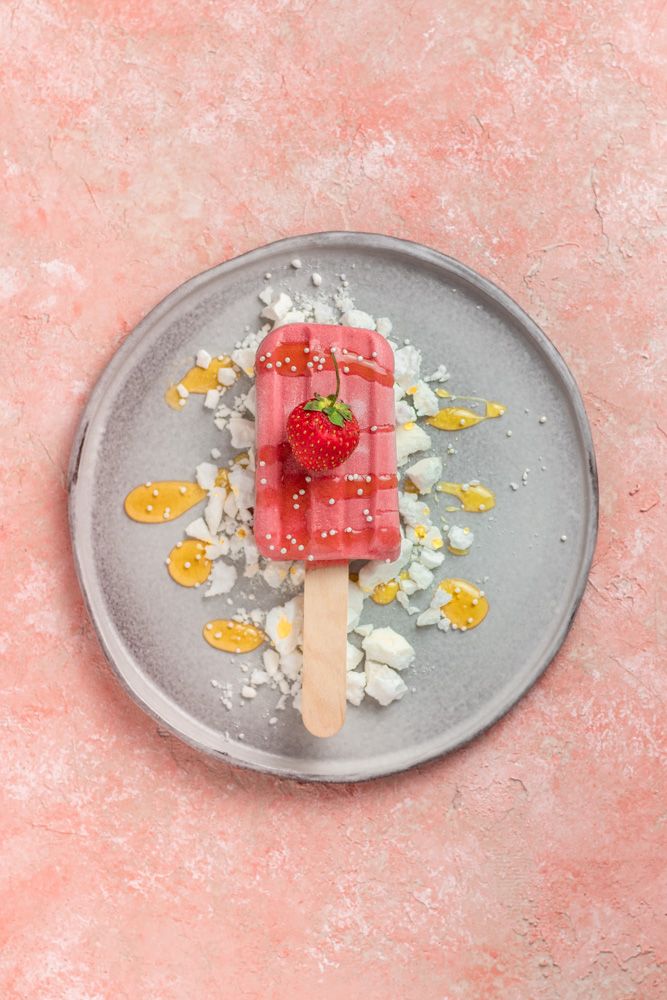 Strawberry Prosecco Ice Lolly - Photo by © Reka Csulak