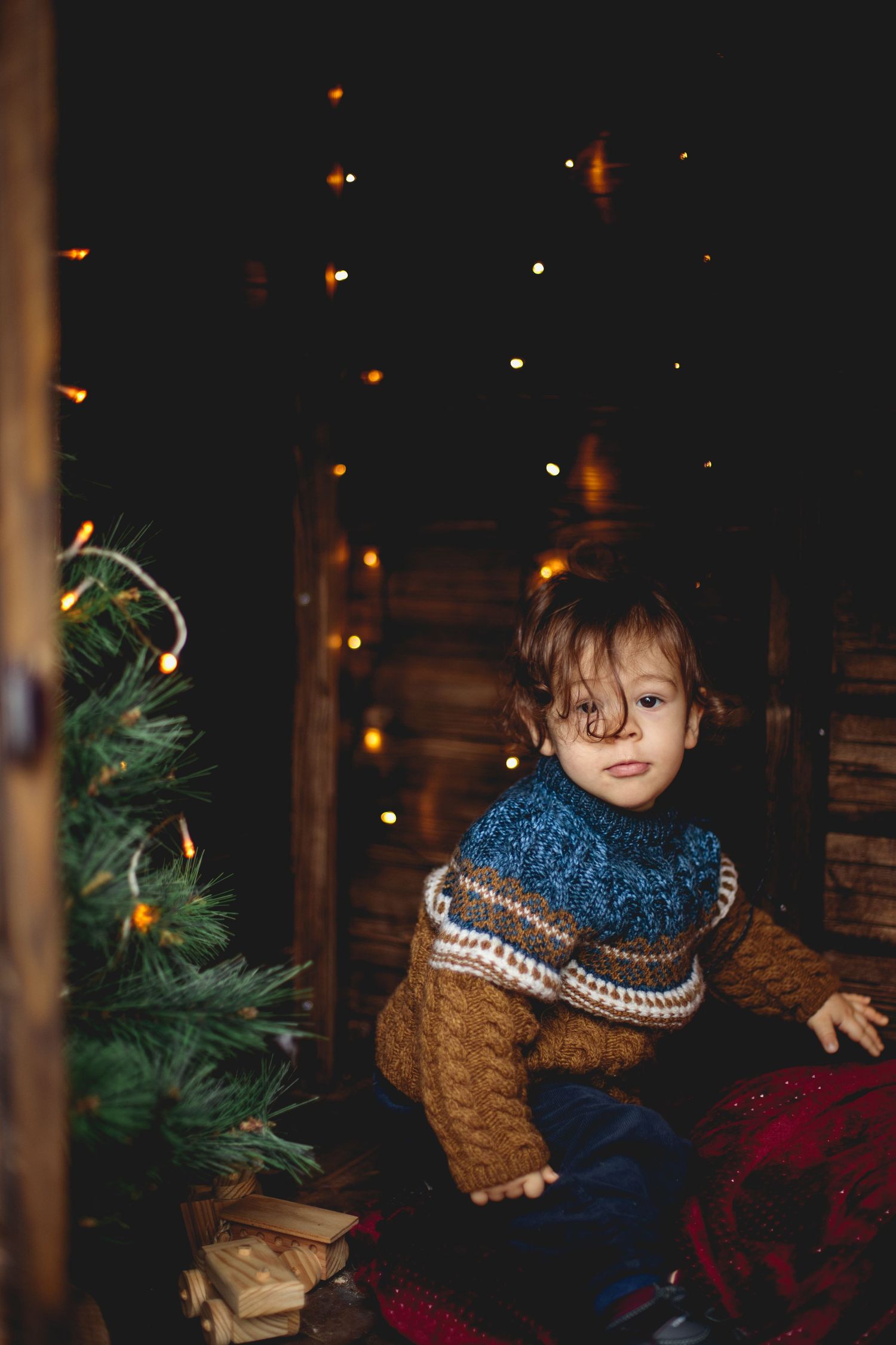 Sessão de Natal em exterior numa casinha no bosque