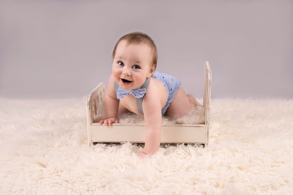 sitter session, fun posing before cake smash