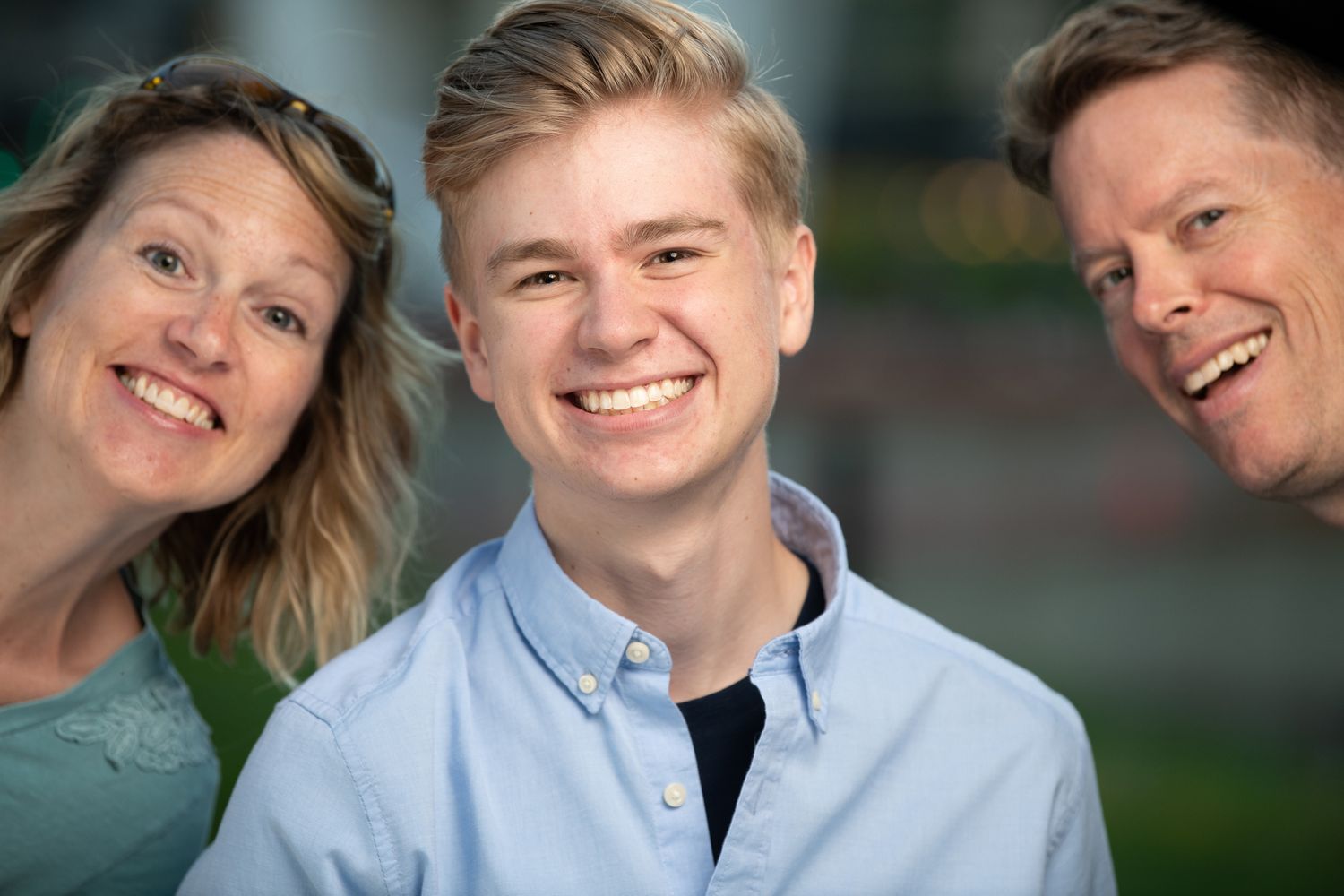 Casual outdoor portrait session capturing natural smiles and interactions.