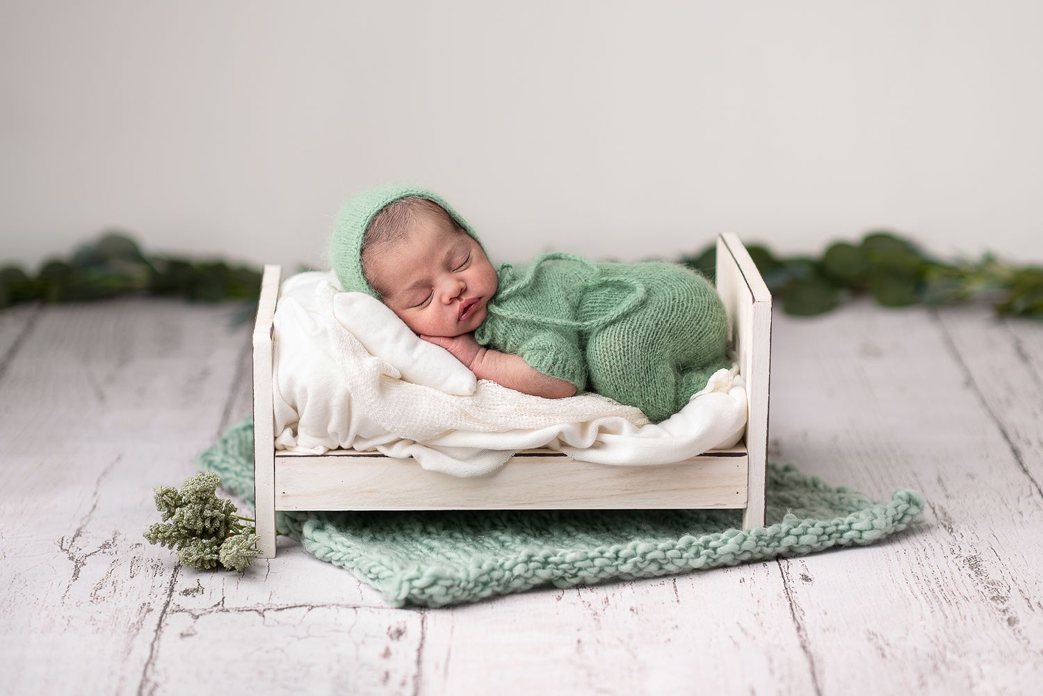 newborn-shoot-lettino-cappellino-tutina-verde-bianco
