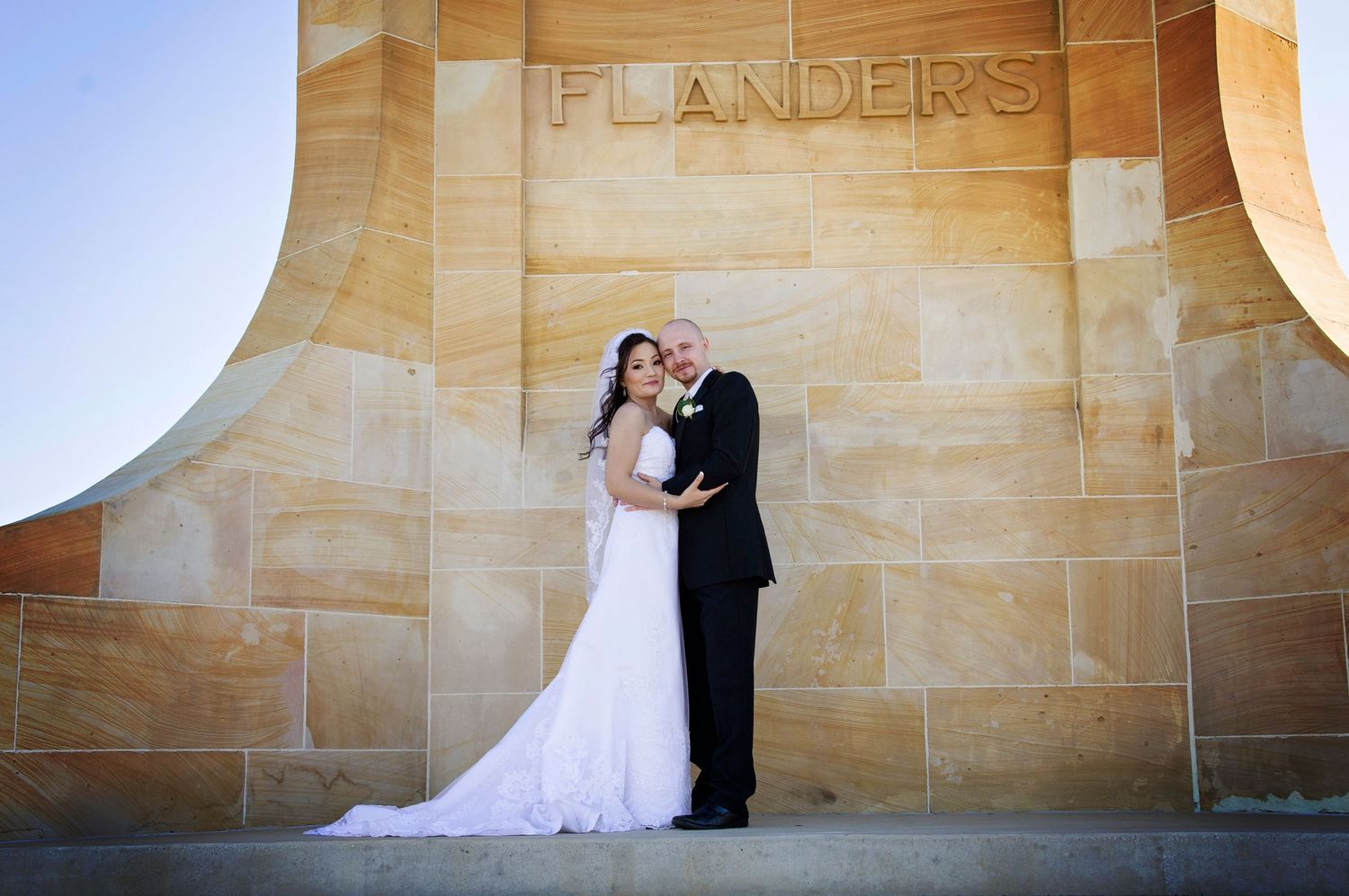 couple posing at fremantle war memorial