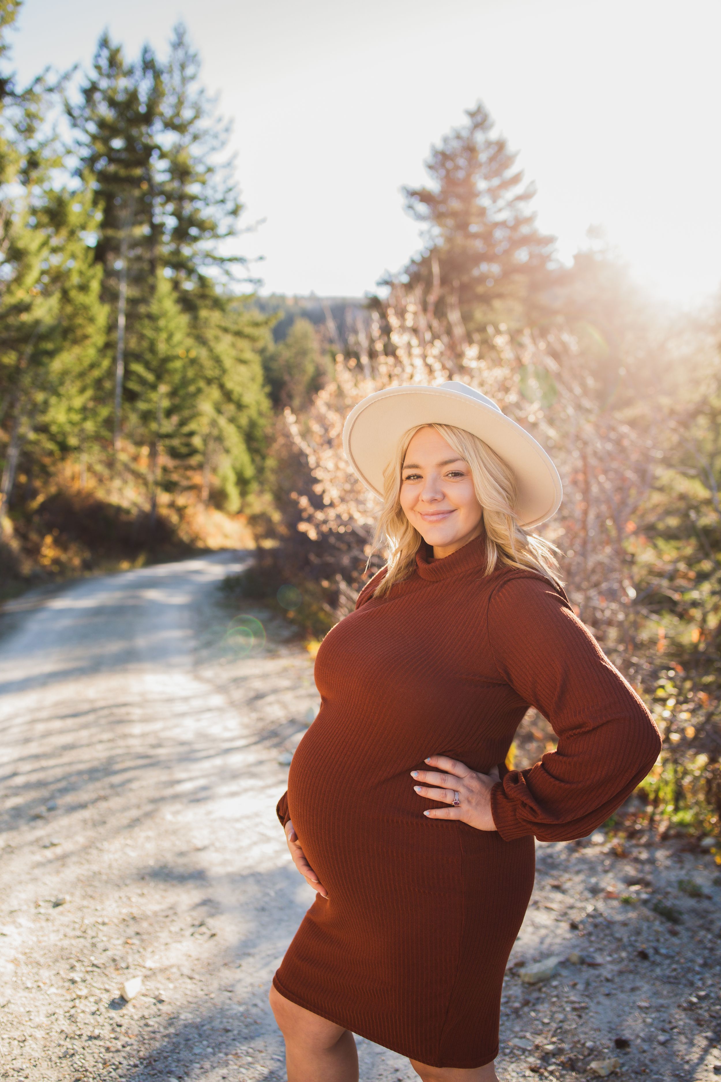 Schwanger und happy Outdoor Shooting