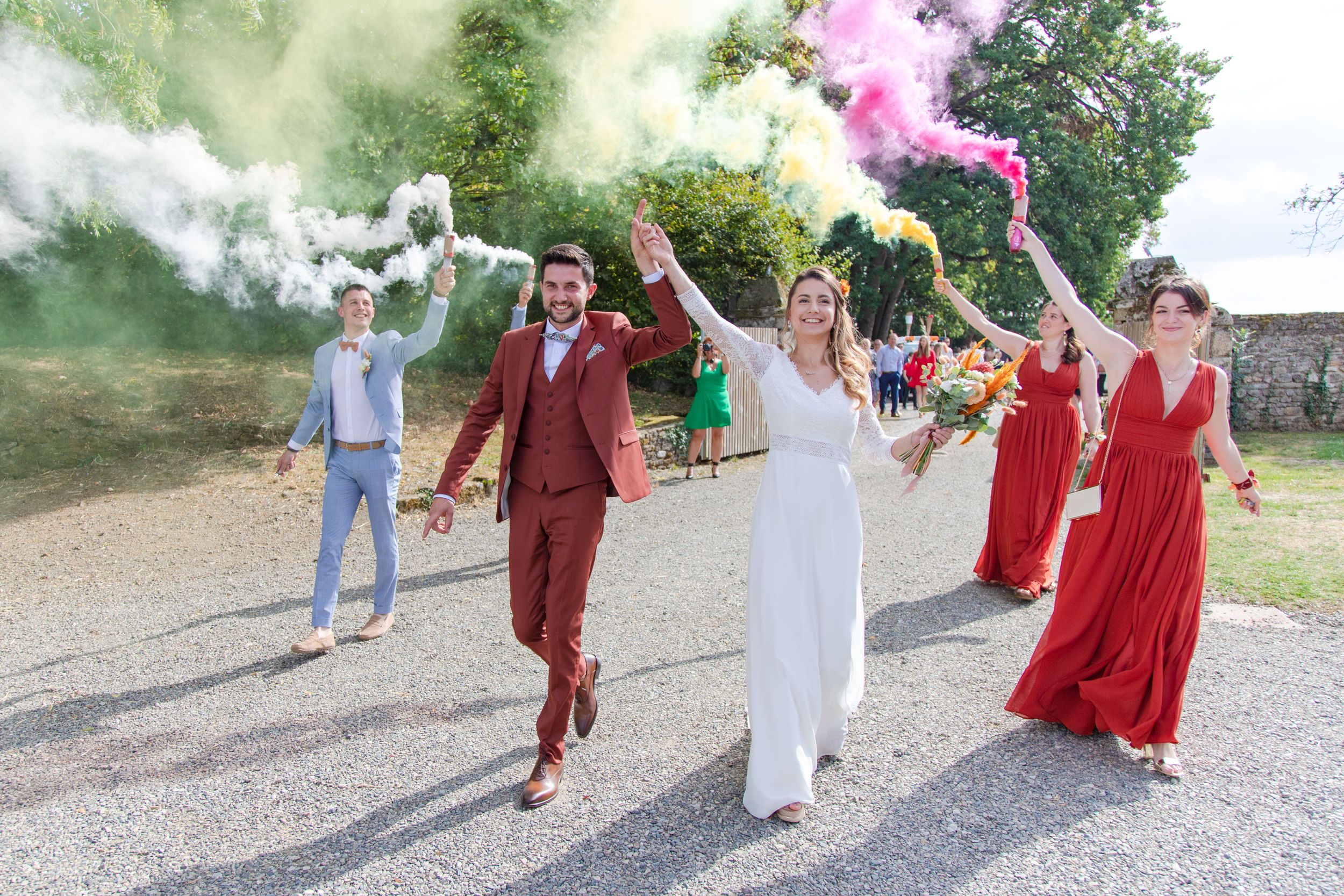 Entrée des mariés sur le domaine du mariage Lyon
Photographe : Solène Dgy Photographe