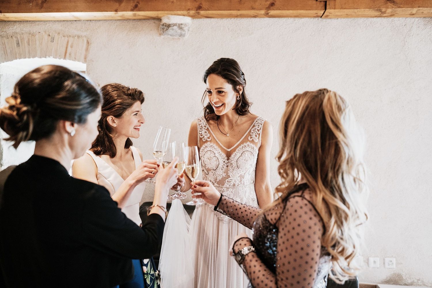 TLOOK photographe de mariage de style documentaire, aux portes des iris préparatifs de la mariée fait santé avec ses amies