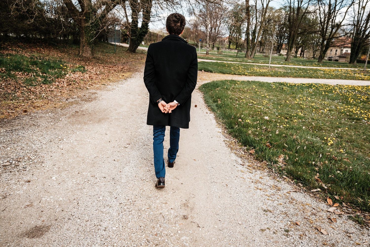 TLOOK photographe de mariage de style documentaire, aux portes des iris le marié se dirige vers l'église