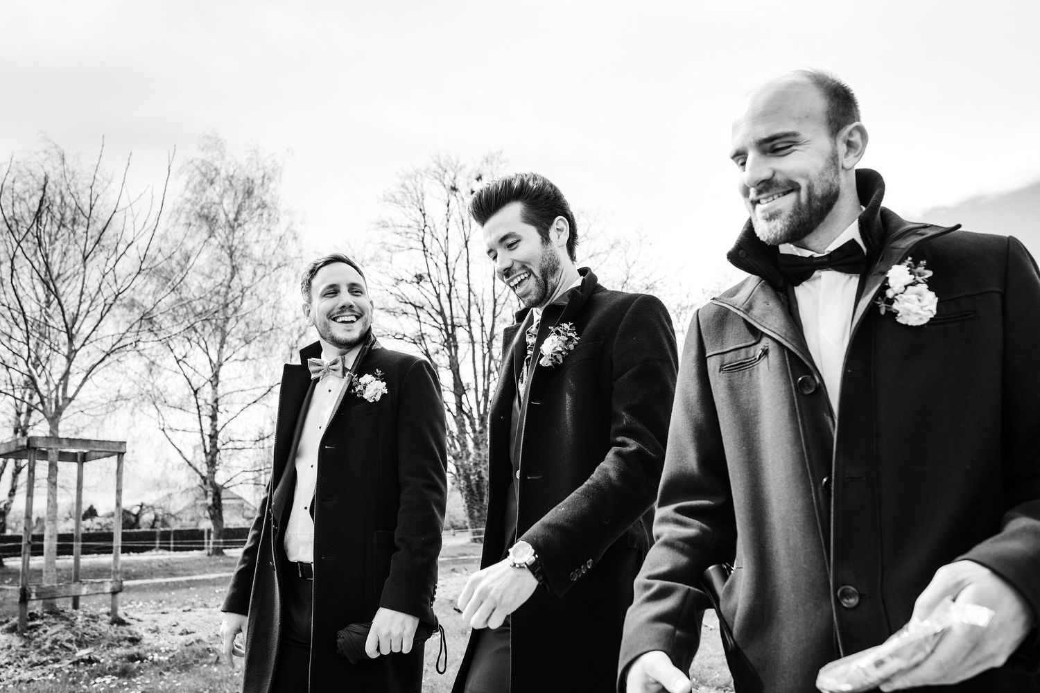 TLOOK photographe de mariage de style documentaire, aux portes des iris le marié et des amis se dirigent vers l'église