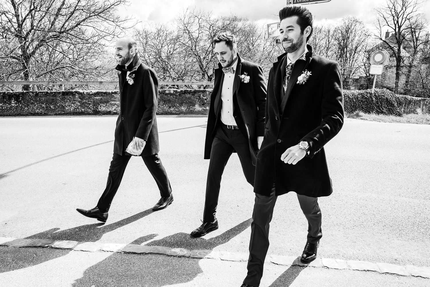 TLOOK photographe de mariage de style documentaire, aux portes des iris cérémonie à l'église le marié et ses amis arrivent