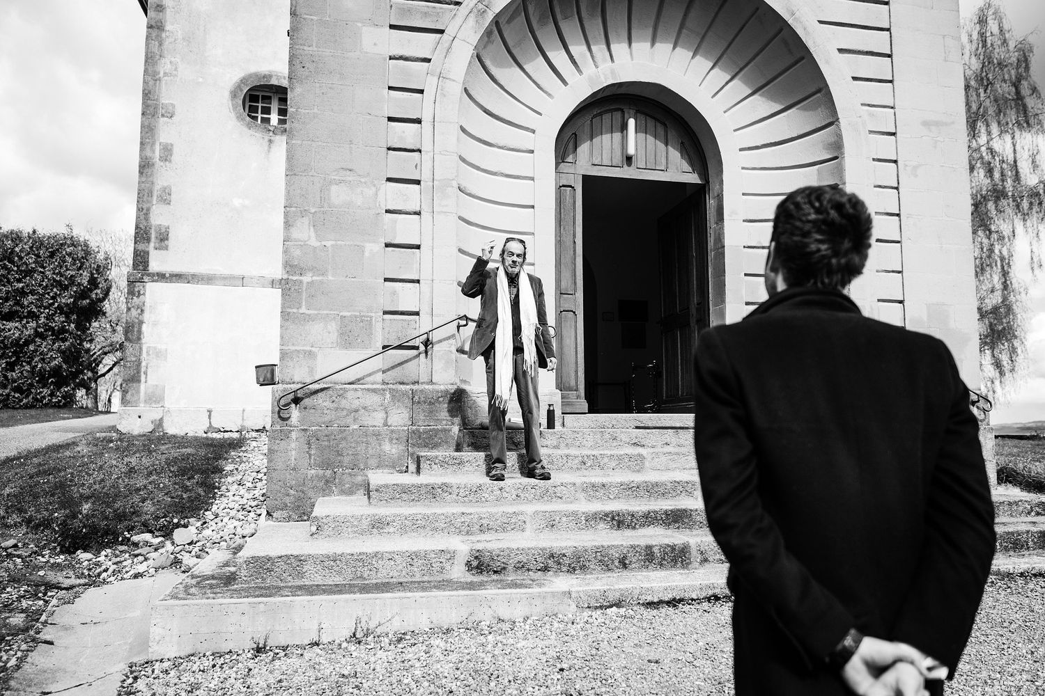 TLOOK photographe de mariage de style documentaire, aux portes des iris cérémonie à l'église le marié arrive