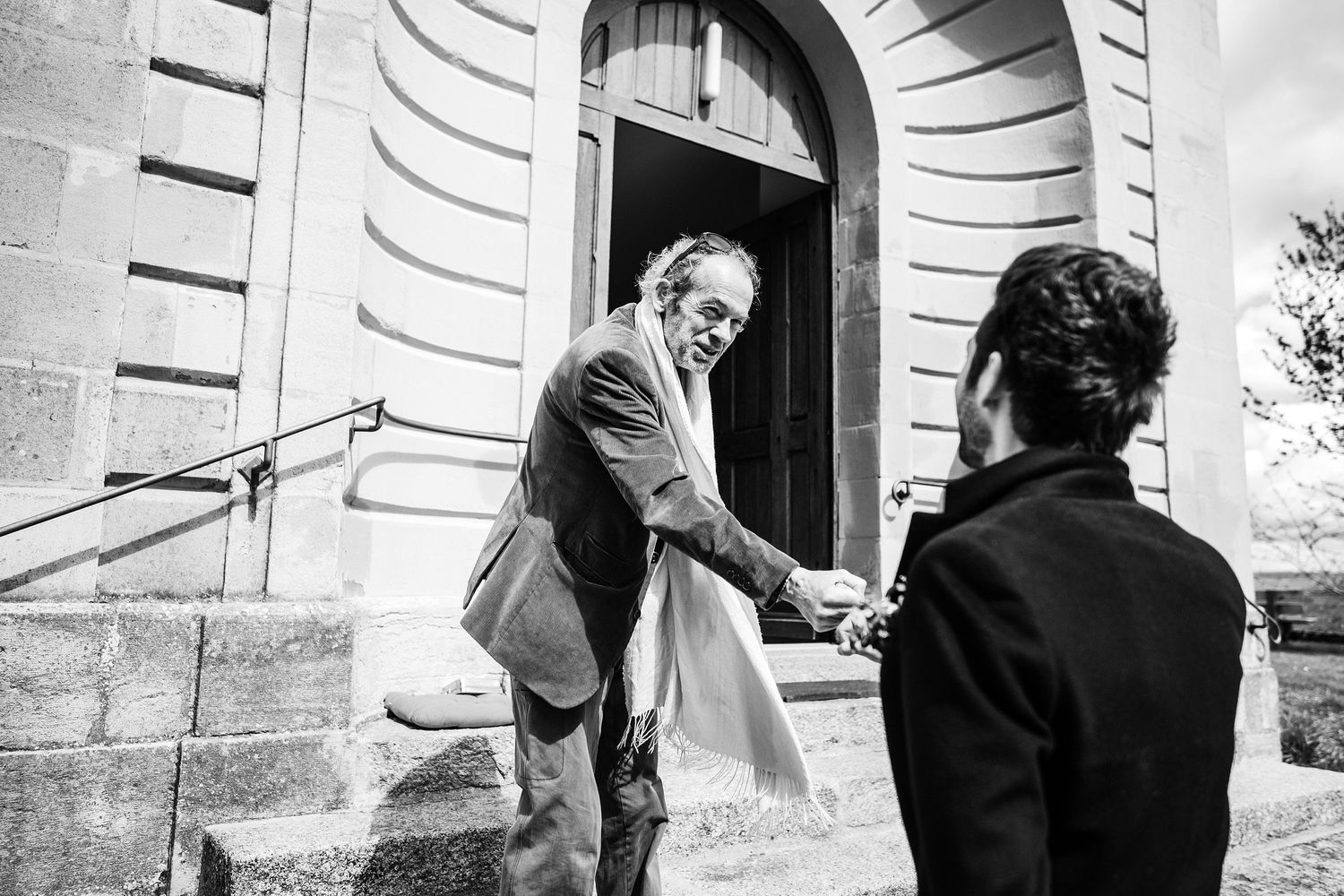 TLOOK photographe de mariage de style documentaire, aux portes des iris cérémonie à l'église le marié arrive