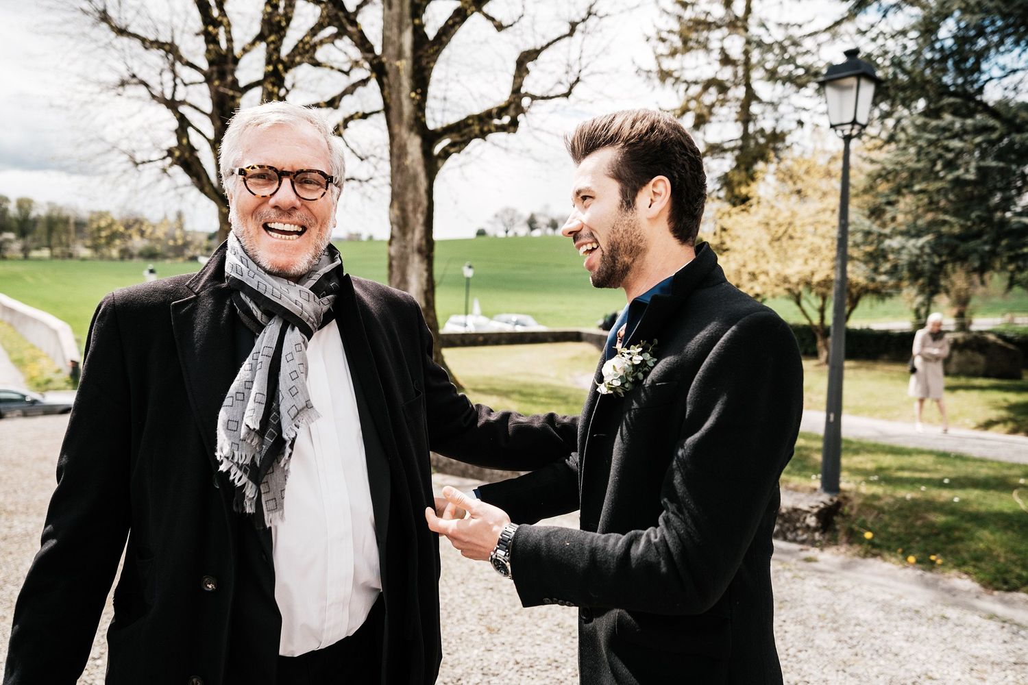TLOOK photographe de mariage de style documentaire, aux portes des iris cérémonie à l'église le marié rigole avec un ami
