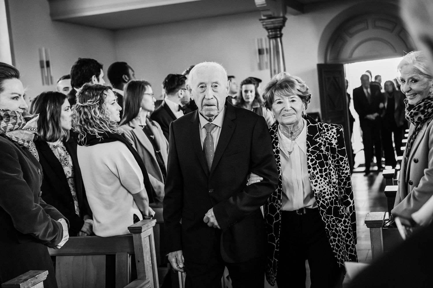 TLOOK photographe de mariage de style documentaire, aux portes des iris cérémonie à l'église les grands parents entrent