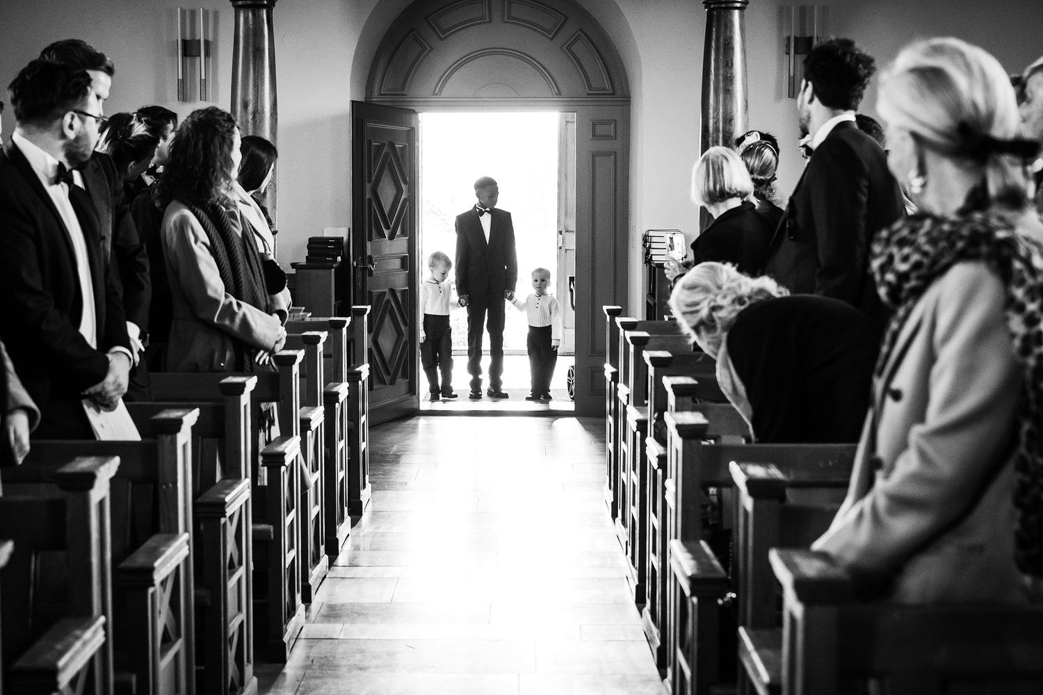 TLOOK photographe de mariage de style documentaire, aux portes des iris cérémonie à l'église