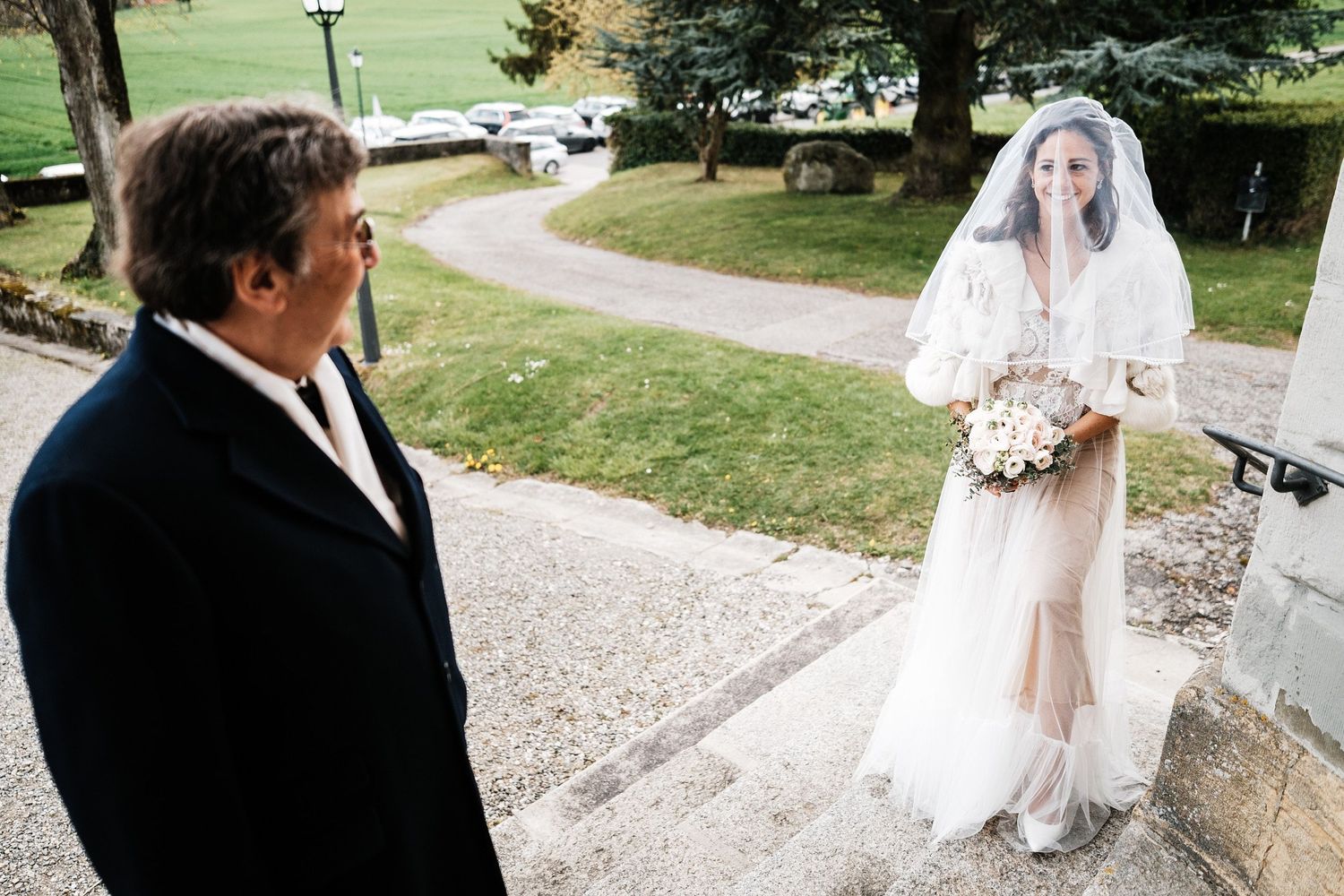 TLOOK photographe de mariage de style documentaire, aux portes des iris cérémonie à l'église la mariée et le papa attendent