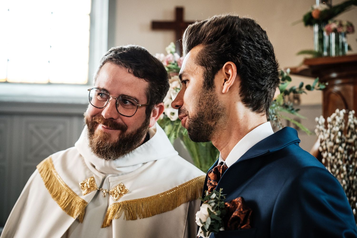 TLOOK photographe de mariage de style documentaire, aux portes des iris cérémonie à l'église le marié discute avec le pasteur