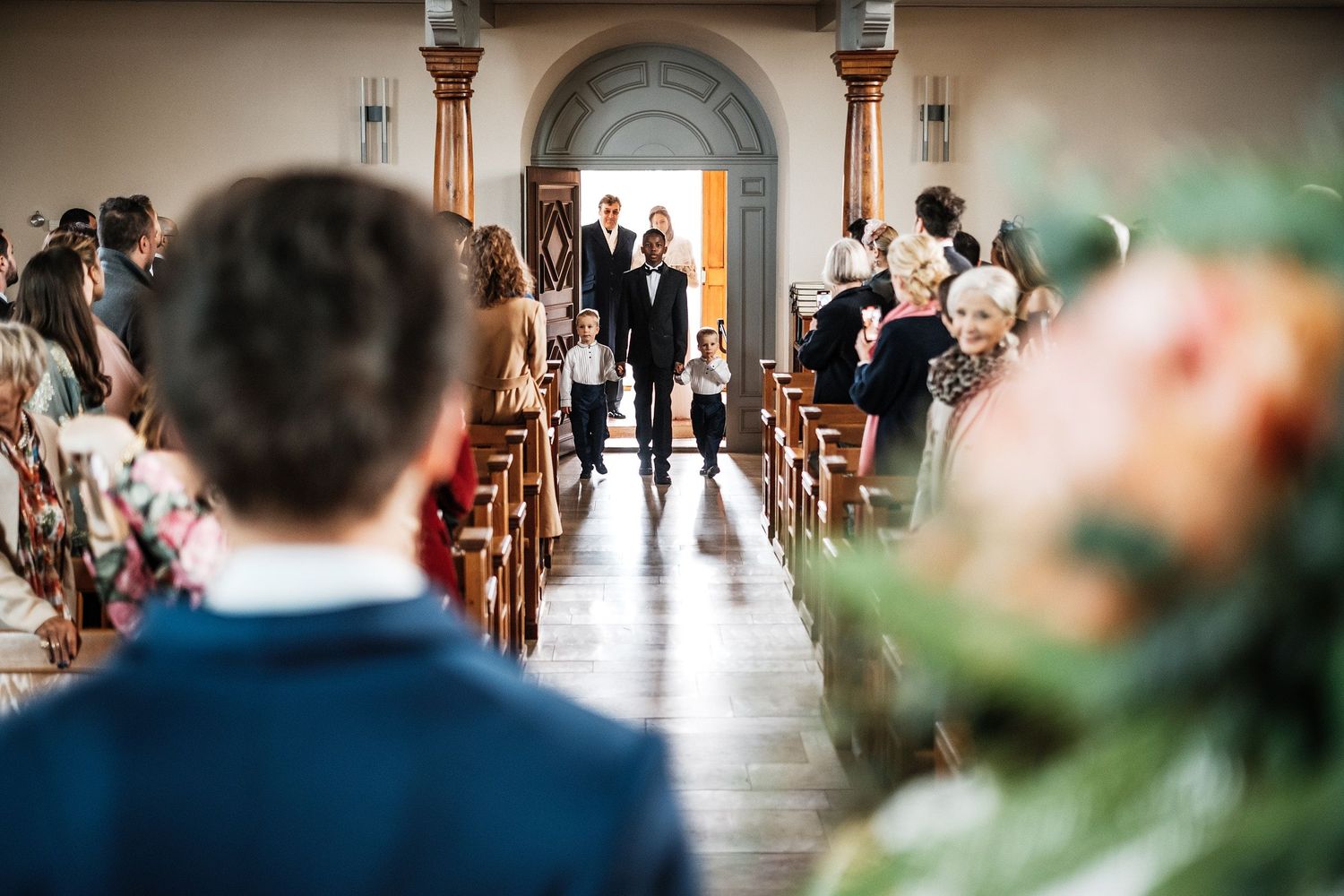 TLOOK photographe de mariage de style documentaire, aux portes des iris cérémonie à l'église la mariée au bras de son papa