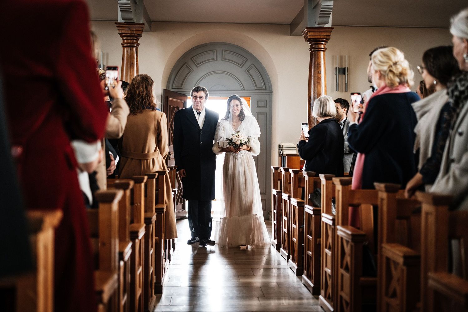 TLOOK photographe de mariage de style documentaire, aux portes des iris cérémonie à l'église la mariée au bras de son papa