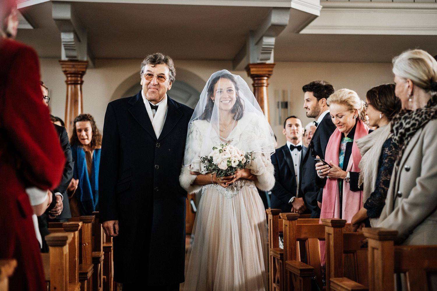 TLOOK photographe de mariage de style documentaire, aux portes des iris cérémonie à l'église la mariée au bras de son papa