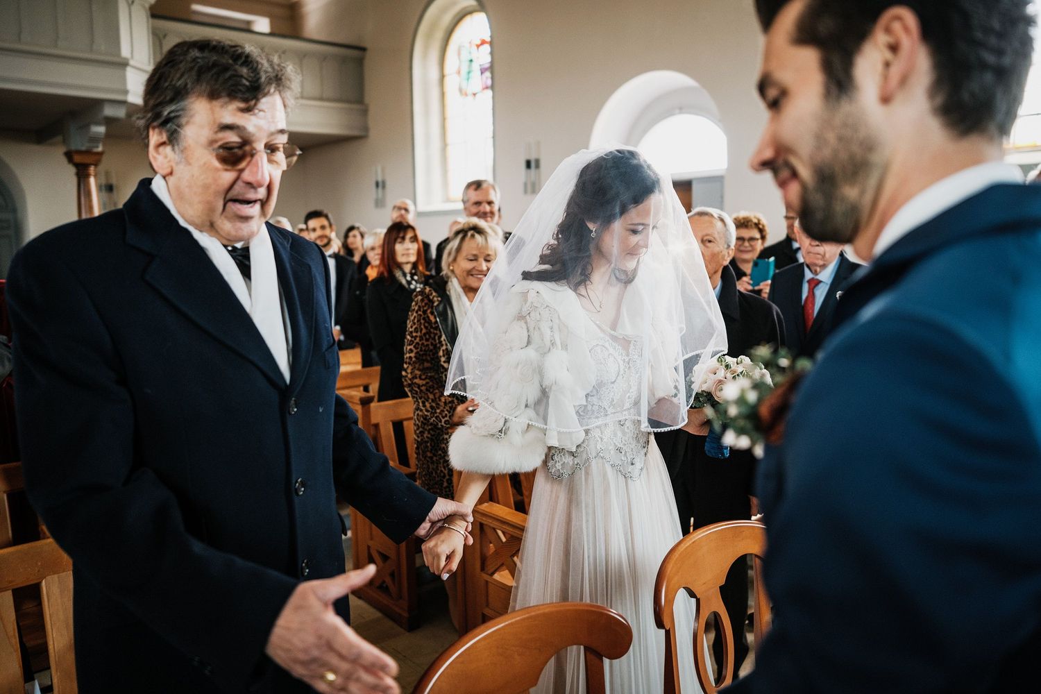 TLOOK photographe de mariage de style documentaire, aux portes des iris cérémonie à l'église le papa salue le marié