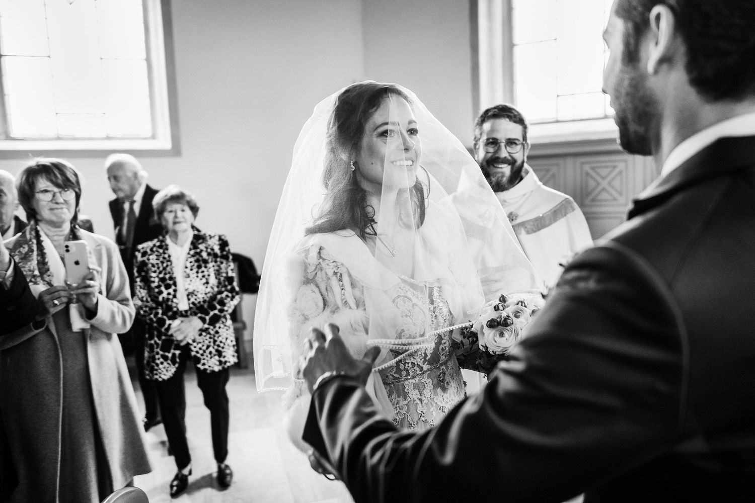 TLOOK photographe de mariage de style documentaire, aux portes des iris cérémonie à l'église