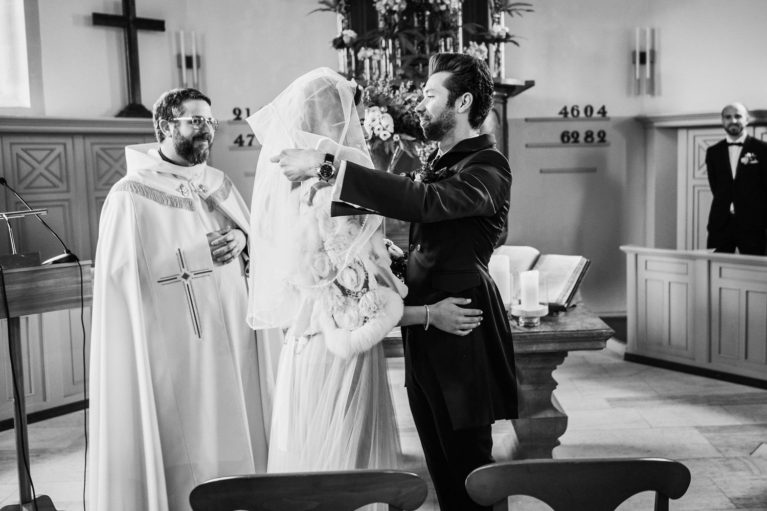 TLOOK photographe de mariage de style documentaire, aux portes des iris cérémonie à l'église