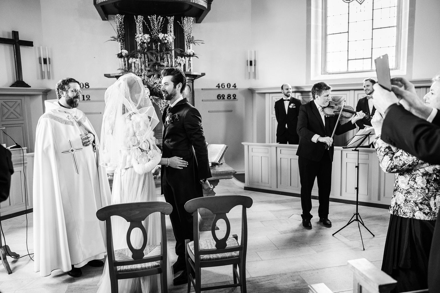 TLOOK photographe de mariage de style documentaire, aux portes des iris cérémonie à l'église