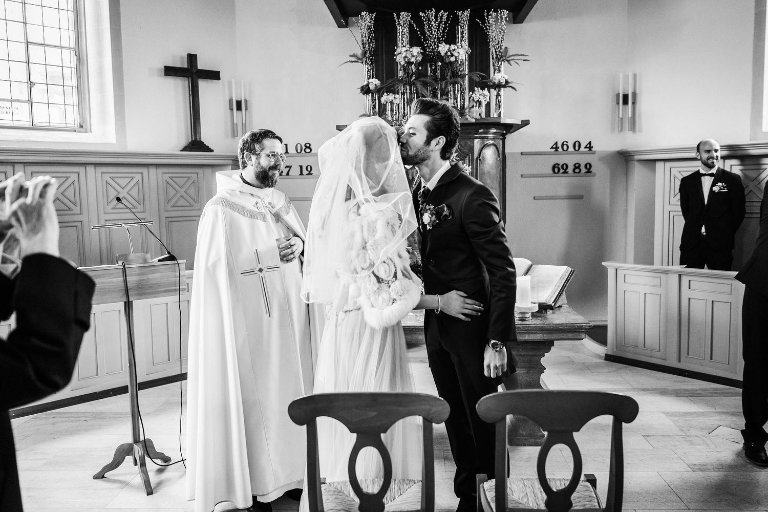 TLOOK photographe de mariage de style documentaire, aux portes des iris cérémonie à l'église