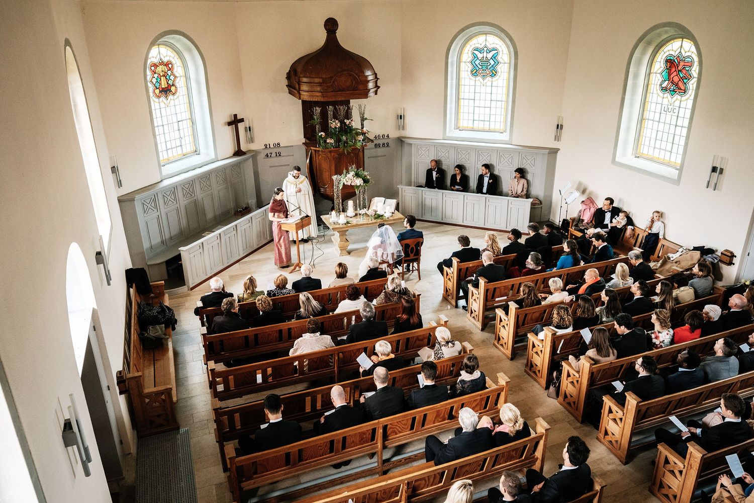 TLOOK photographe de mariage de style documentaire, aux portes des iris cérémonie à l'église