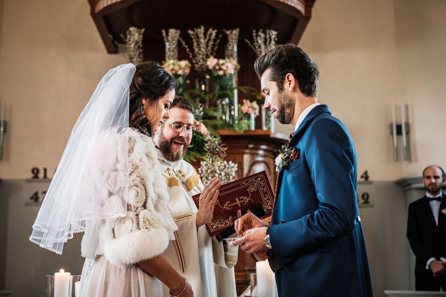 TLOOK photographe de mariage de style documentaire, aux portes des iris cérémonie à l'église