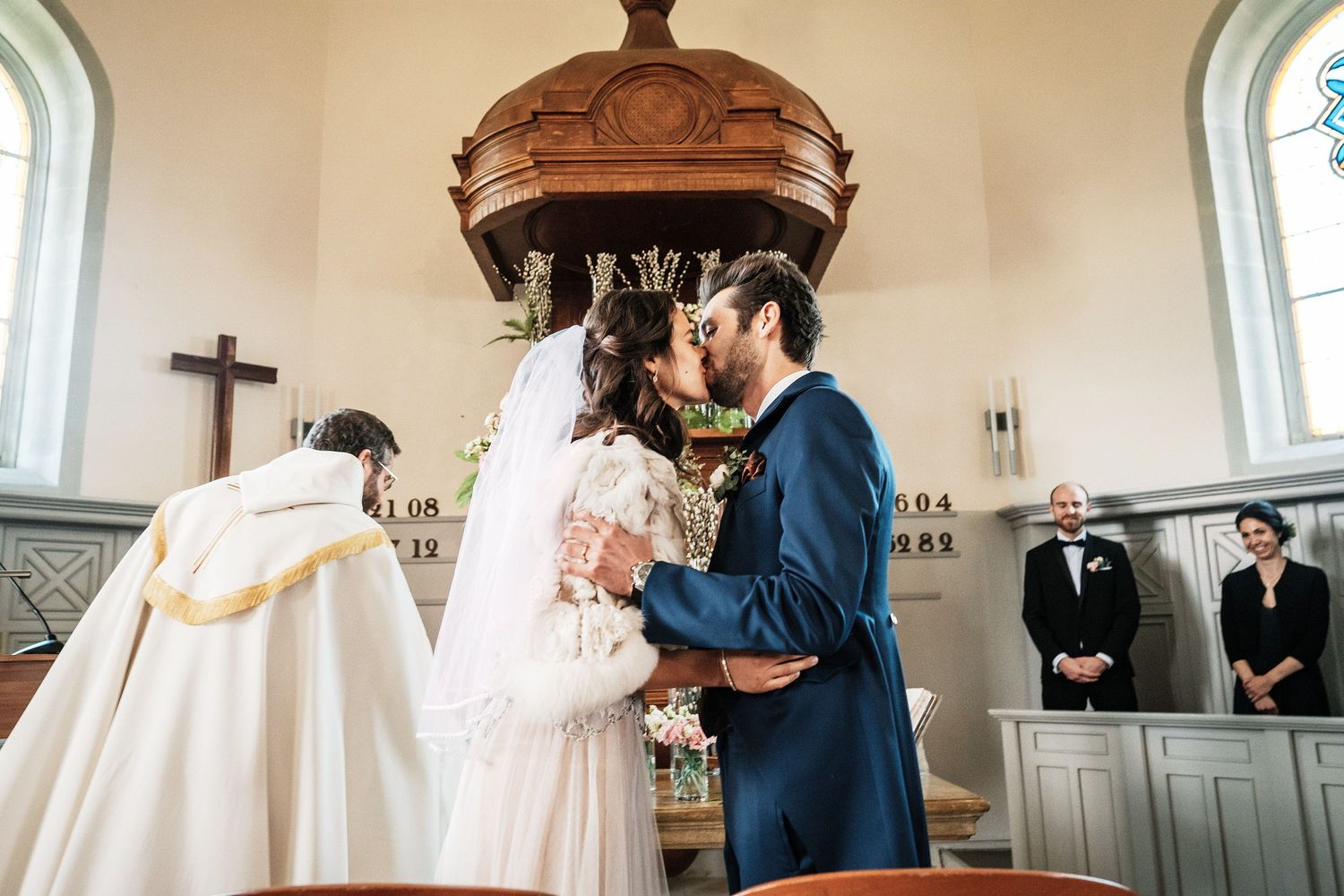 TLOOK photographe de mariage de style documentaire, aux portes des iris cérémonie à l'église les mariés s'embrassent