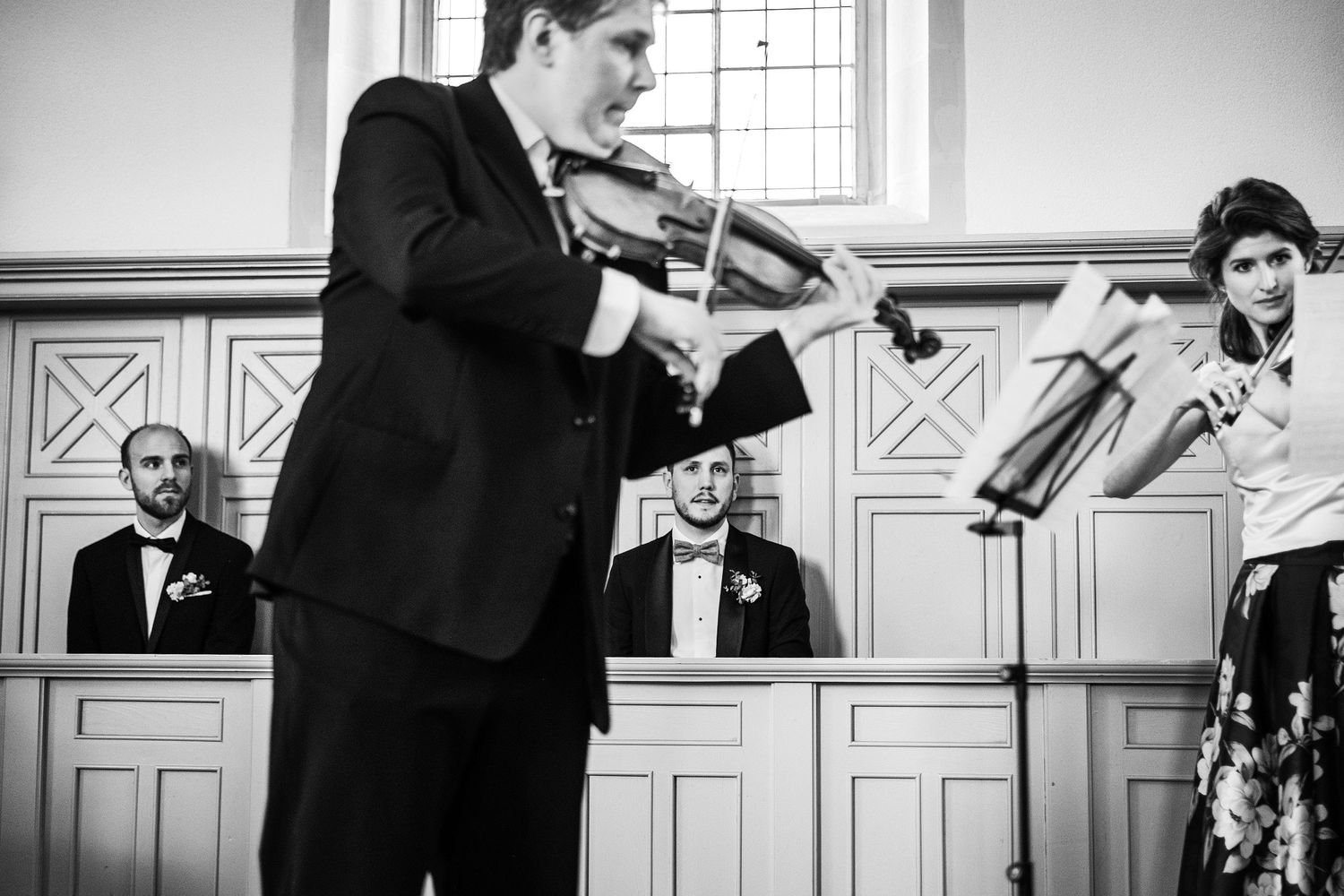 TLOOK photographe de mariage de style documentaire, aux portes des iris cérémonie à l'église avec violons