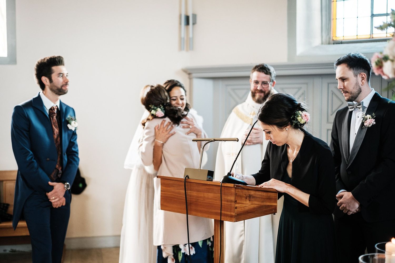 TLOOK photographe de mariage de style documentaire, aux portes des iris fin de la cérémonie embrassade avec émotion