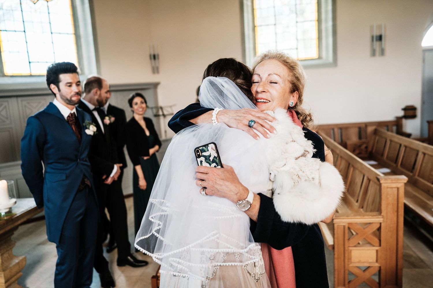 TLOOK photographe de mariage de style documentaire, aux portes des iris fin de la cérémonie embrassade avec émotion