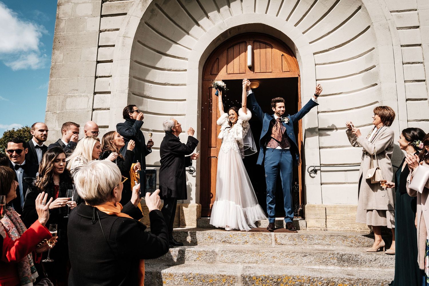 TLOOK photographe de mariage de style documentaire, aux portes des iris fin de la cérémonie sortie des marié