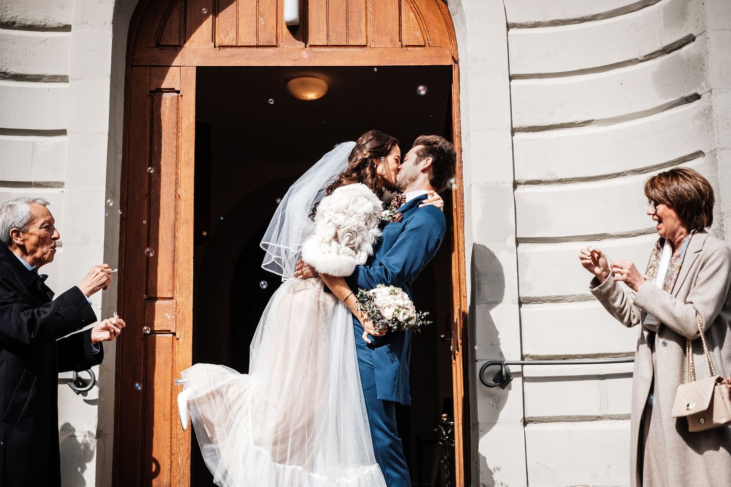 TLOOK photographe de mariage de style documentaire, aux portes des iris fin de la cérémonie sortie des mariés