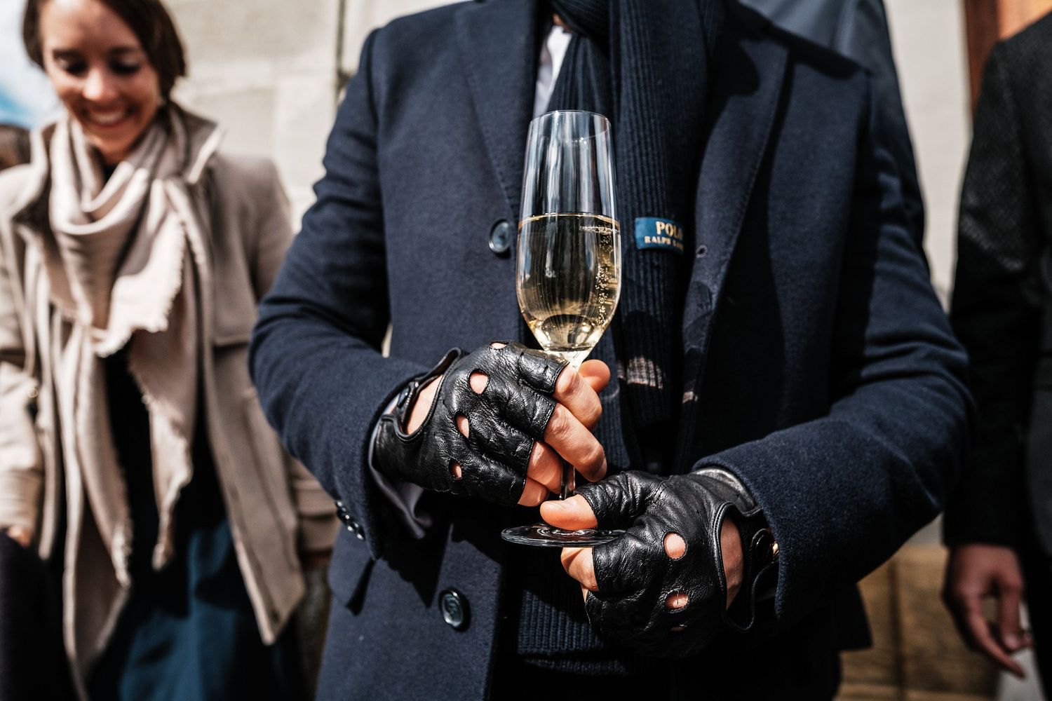 TLOOK photographe de mariage de style documentaire, aux portes des iris portrait des mariés dans les jardins