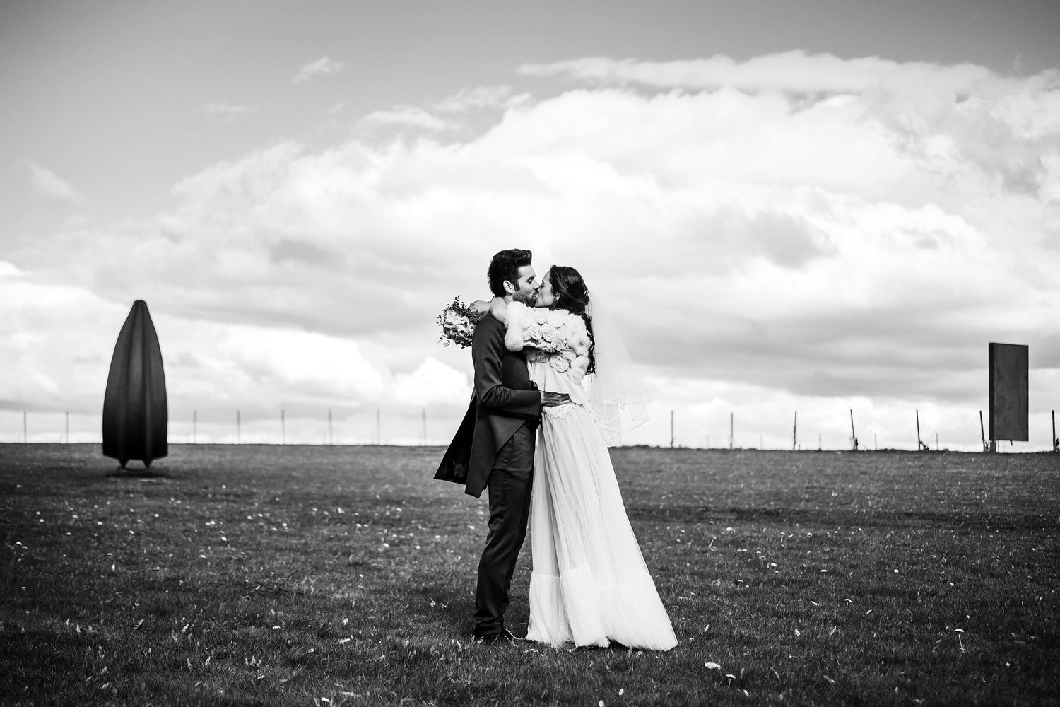 TLOOK photographe de mariage de style documentaire, aux portes des iris portrait des mariés dans les jardins