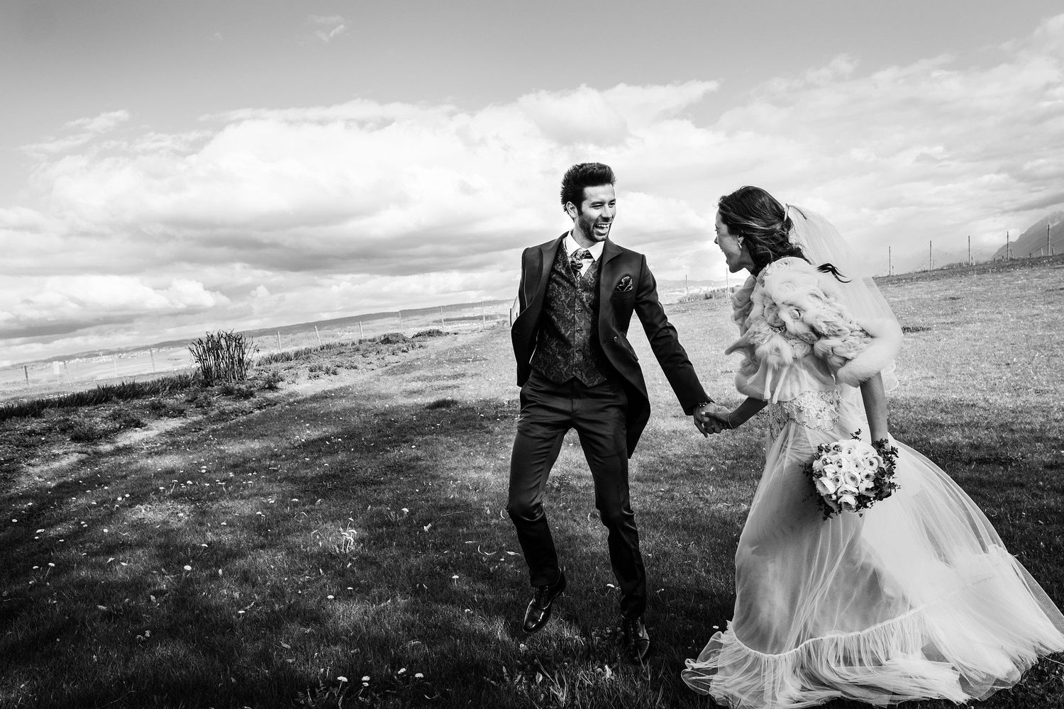 TLOOK photographe de mariage de style documentaire, aux portes des iris portrait des mariés dans les jardins