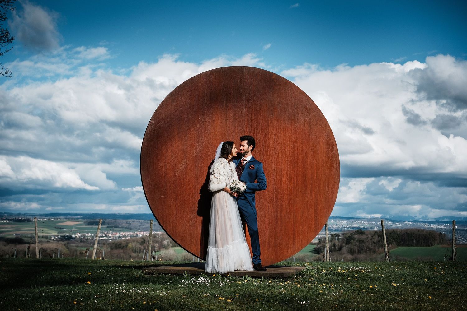 TLOOK photographe de mariage de style documentaire, aux portes des iris portrait des mariés dans les jardins