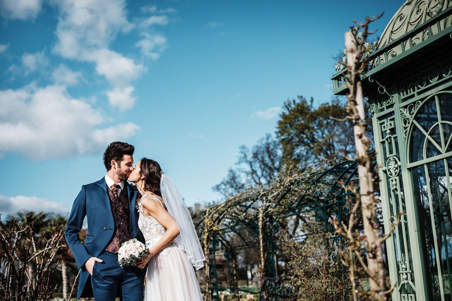 TLOOK photographe de mariage de style documentaire, aux portes des iris portrait des mariés dans les jardins