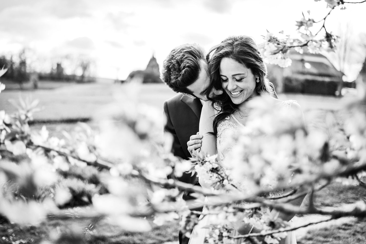 TLOOK photographe de mariage de style documentaire, aux portes des iris portrait des mariés dans les jardins