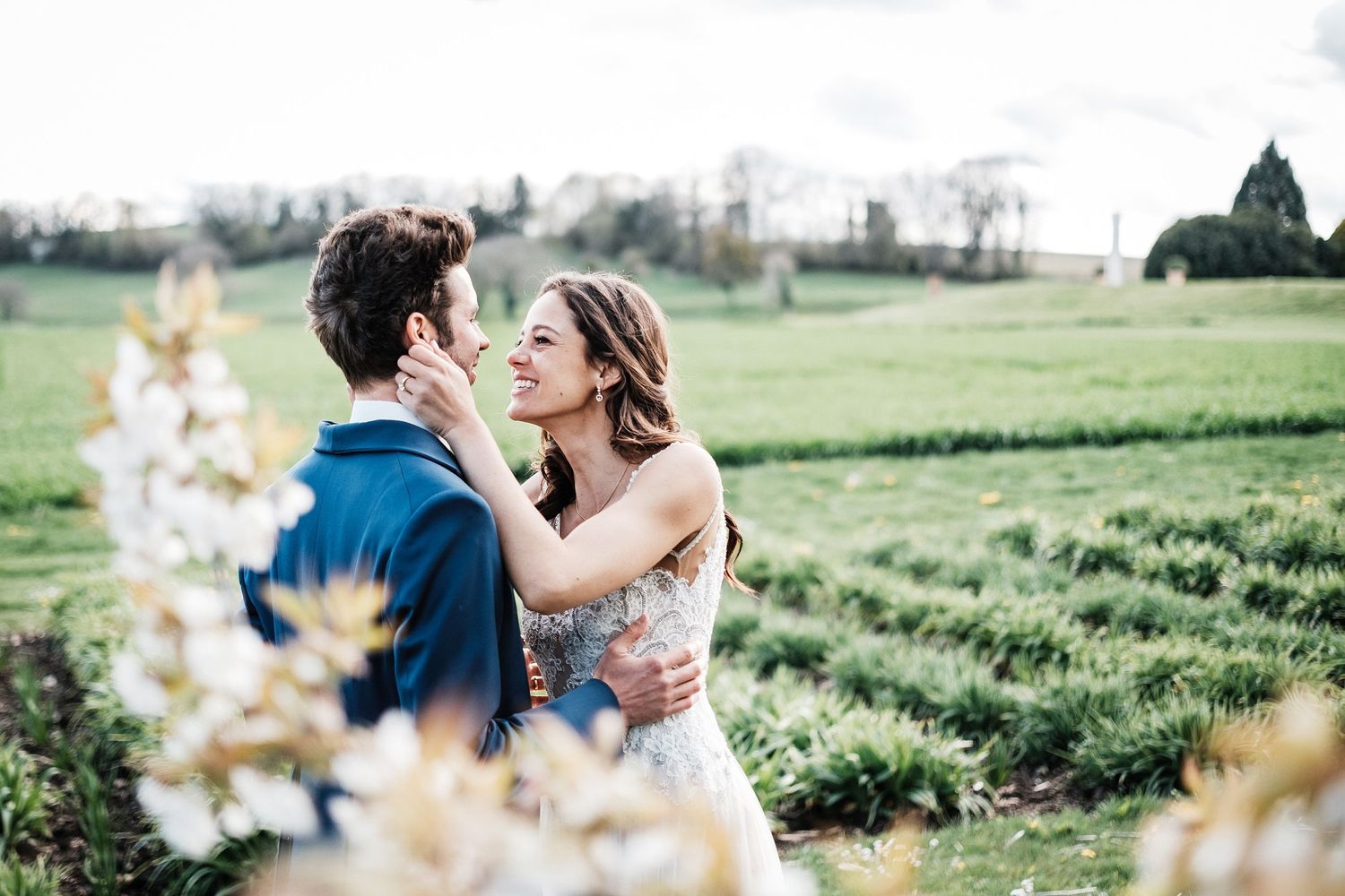 TLOOK photographe de mariage de style documentaire, aux portes des iris portrait des invités dans les jardins