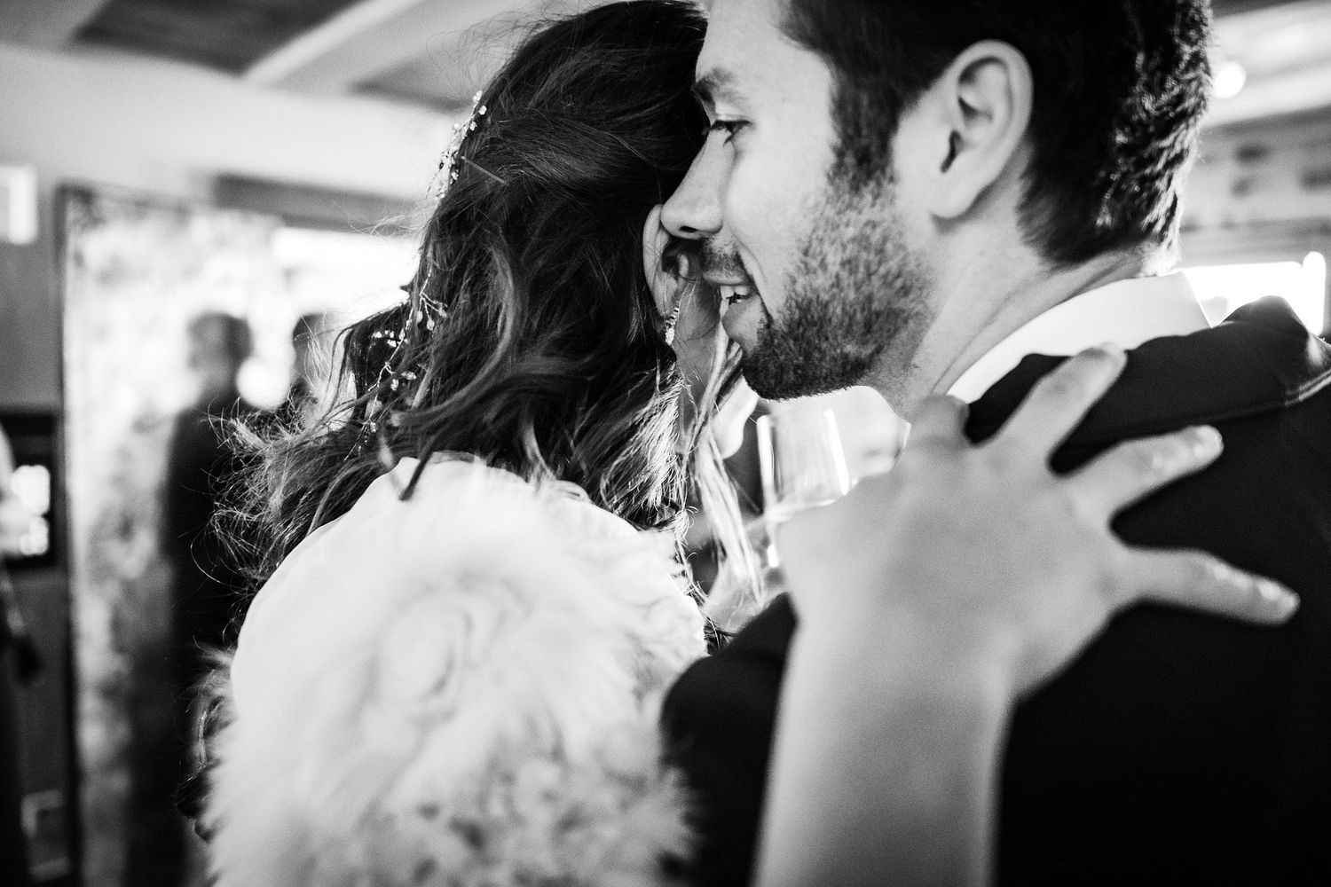 TLOOK photographe de mariage de style documentaire, aux portes des iris cocktail portrait des mariés
